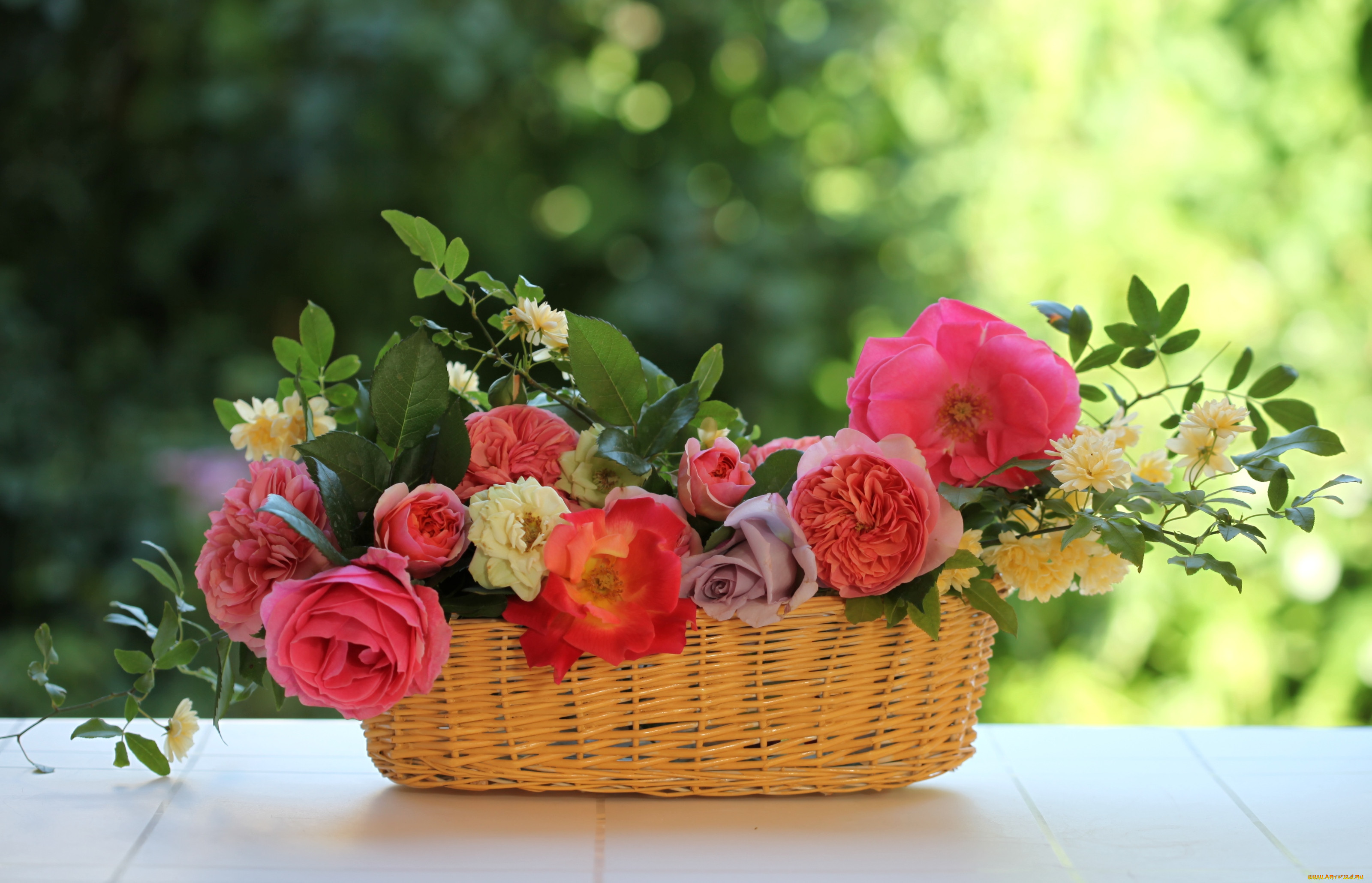 Лето цветы розы. Букет в корзинке. Корзина с цветами. Красивые букеты в корзинках. Цветочная композиция.